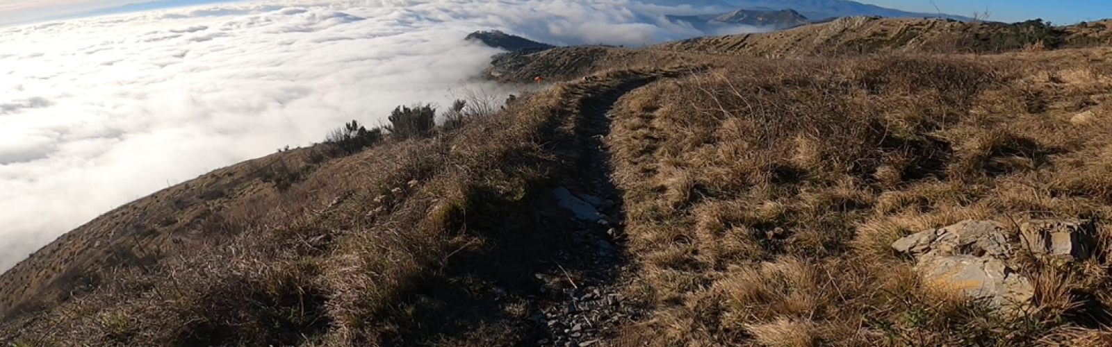 L'incredibile mare di nubi sopra la città di Genova, visto dal Monte Fasce durante uno dei nostri tour E-MTB Enduro